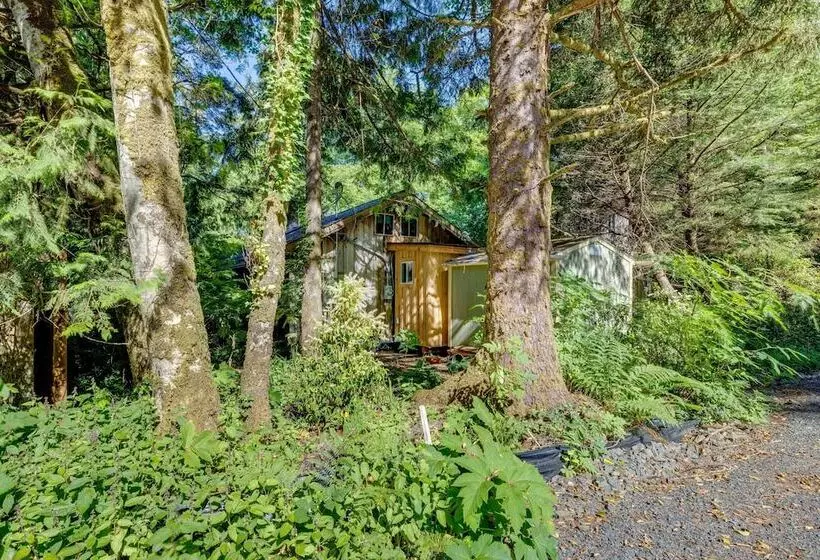 Enchanting Arch Cape Retreat W/ Hot Tub, Fireplace