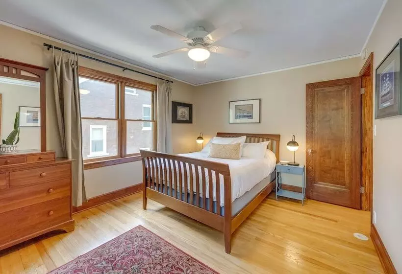 Ferndale Gem, Walk To Stores & Restaurants!