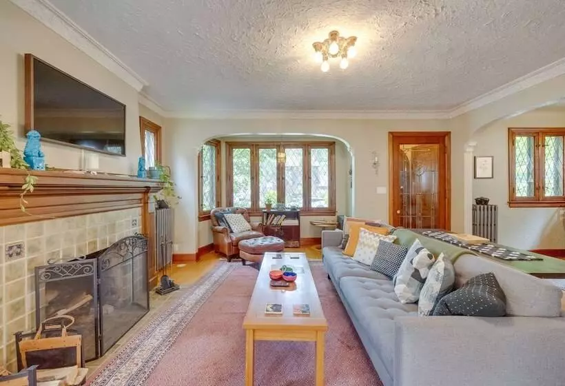 Ferndale Gem, Walk To Stores & Restaurants!