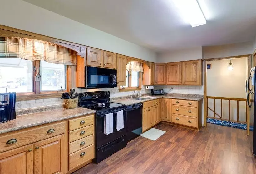 Hart Haven W/ Cozy Fireplace, Deck & Grill!