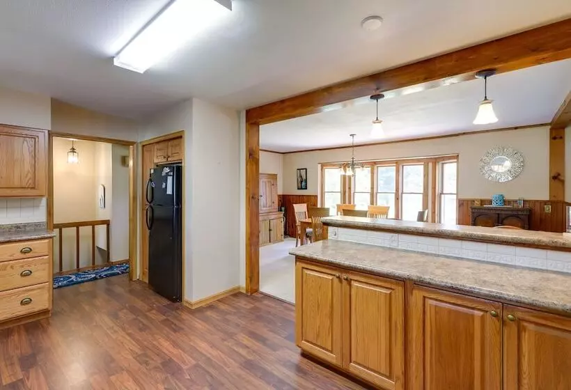 Hart Haven W/ Cozy Fireplace, Deck & Grill!