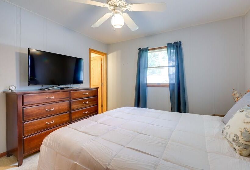 Hart Haven W/ Cozy Fireplace, Deck & Grill!