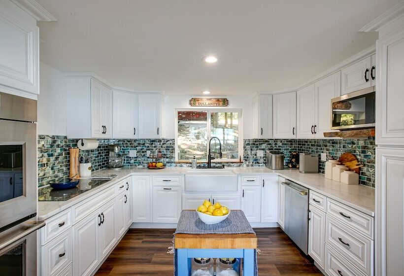 Lakefront Bliss: Coeur D Alene Cabin W/ Dock!