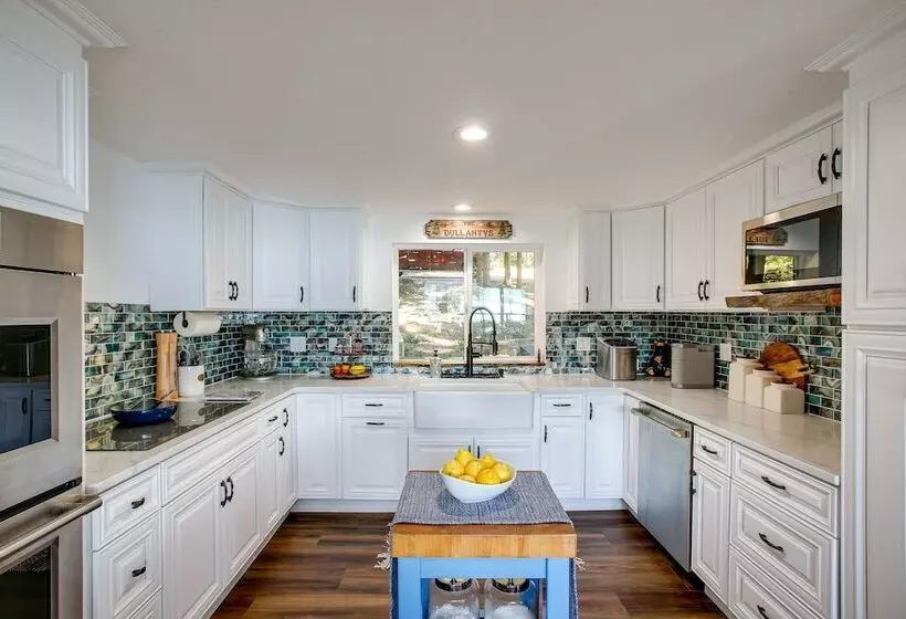 Lakefront Bliss: Coeur D Alene Cabin W/ Dock!