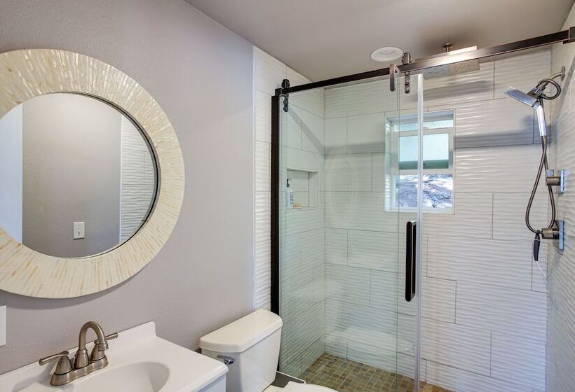 Lakefront Bliss: Coeur D Alene Cabin W/ Dock!