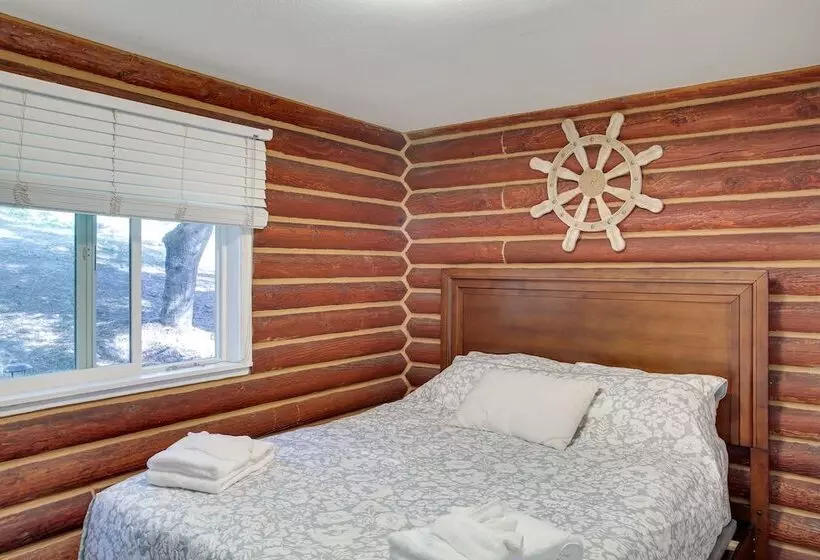 Lakefront Bliss: Coeur D Alene Cabin W/ Dock!