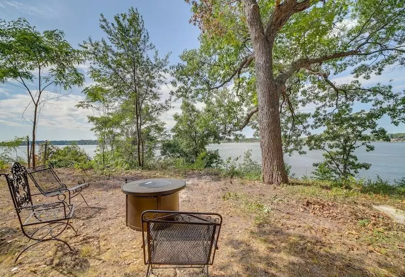 Lakefront Grove Retreat: Private Boat Slip & Dock!