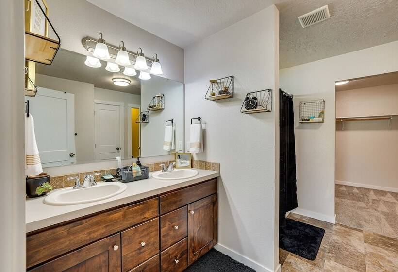 Meridian Retreat W/ Pool Table, Fire Pit & Grill