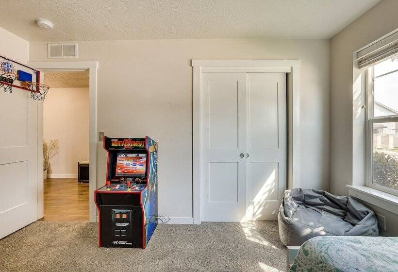 Meridian Retreat W/ Pool Table, Fire Pit & Grill