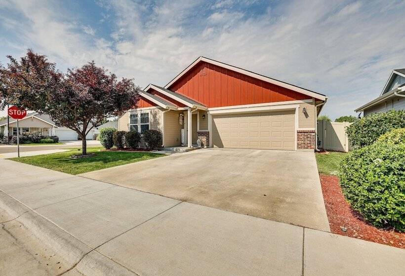 Meridian Retreat W/ Pool Table, Fire Pit & Grill