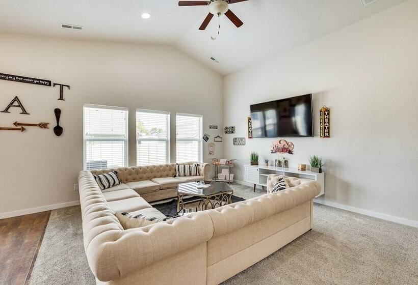 Meridian Retreat W/ Pool Table, Fire Pit & Grill