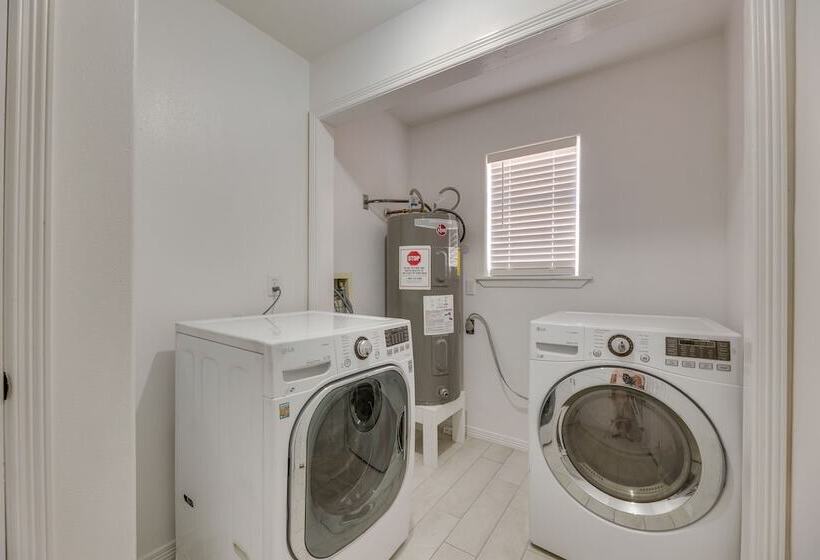 Modern Home In Edinburg: Half Mi Walk To Utrgv!