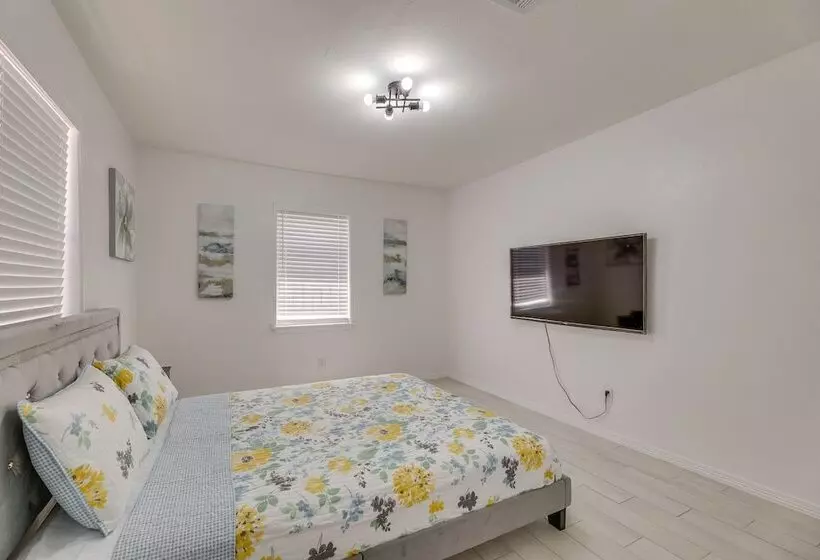 Modern Home In Edinburg: Half Mi Walk To Utrgv!