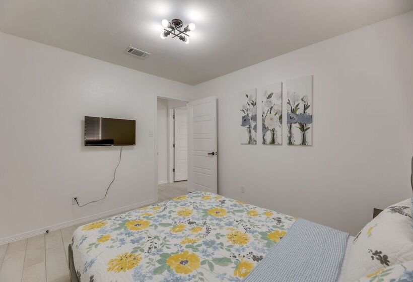 Modern Home In Edinburg: Half Mi Walk To Utrgv!