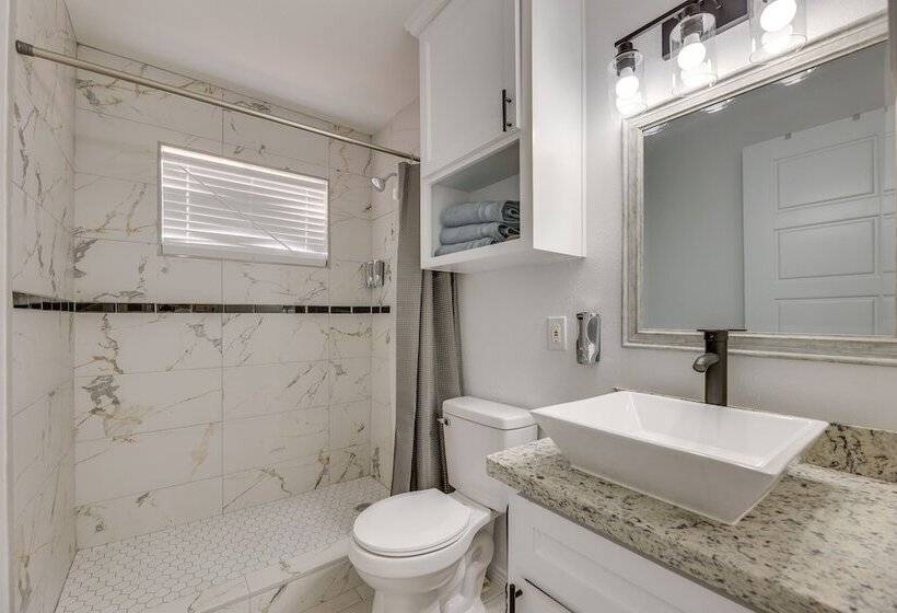 Modern Home In Edinburg: Half Mi Walk To Utrgv!