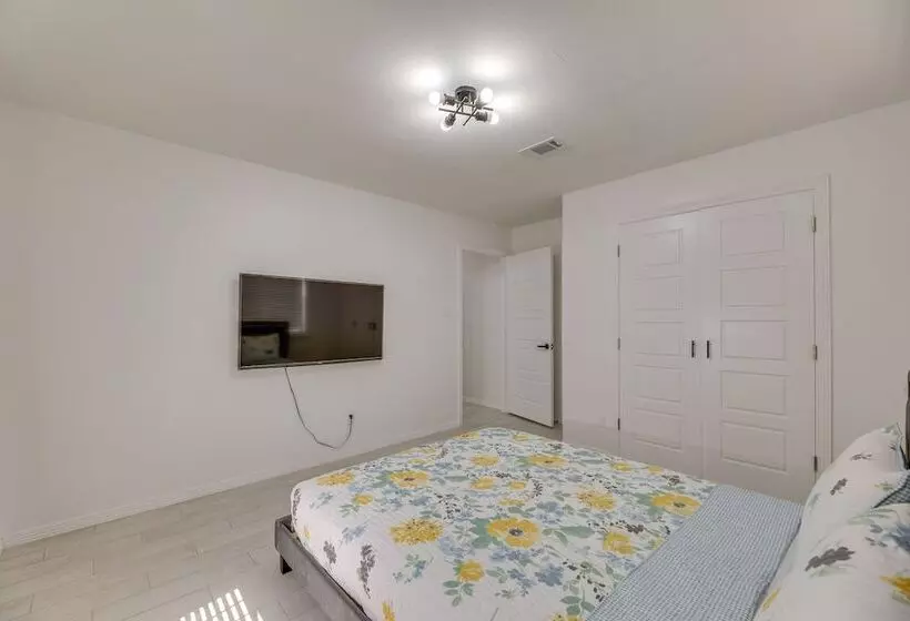 Modern Home In Edinburg: Half Mi Walk To Utrgv!