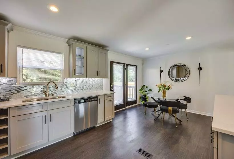 Modern Richmond Home W/ Deck, Close To Downtown!