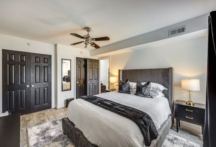 Modern Richmond Home W/ Deck, Close To Downtown!