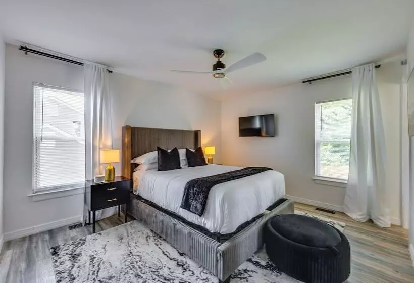 Modern Richmond Home W/ Deck, Close To Downtown!