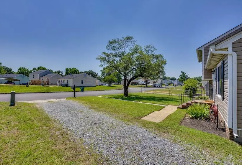 Modern Richmond Home W/ Deck, Close To Downtown!