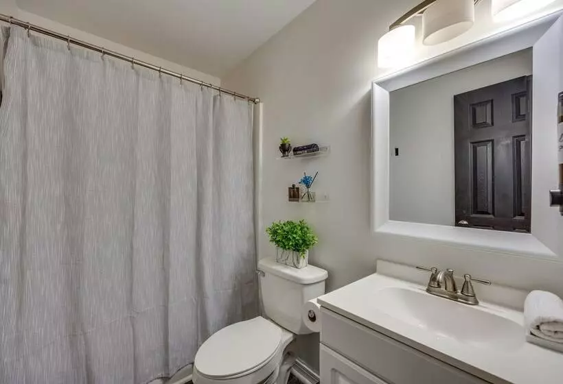 Modern Richmond Home W/ Deck, Close To Downtown!