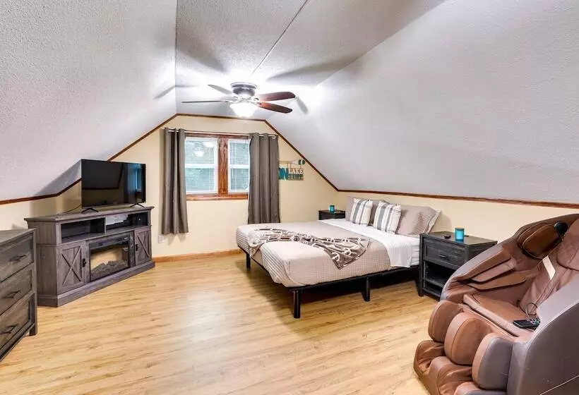 Multi Level Bonneau Cabin: Walk To Lake!