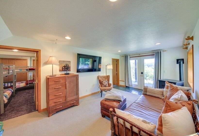 ~ 10 Mi To Newport: Pend Oreille Riverfront Cabin