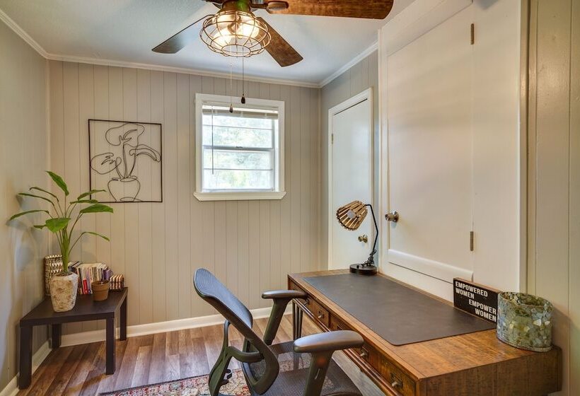 Renovated Clinton Cottage W/ Home Office!