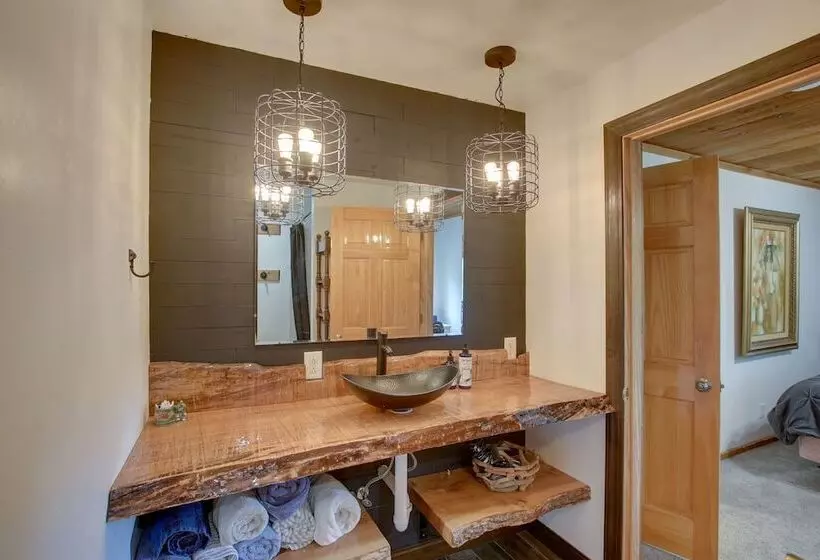 Riverfront Escape In Shawano On 3 Private Acres!