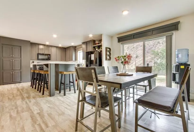 Riverfront Helena Retreat W/ Small Dock + Kayaks!