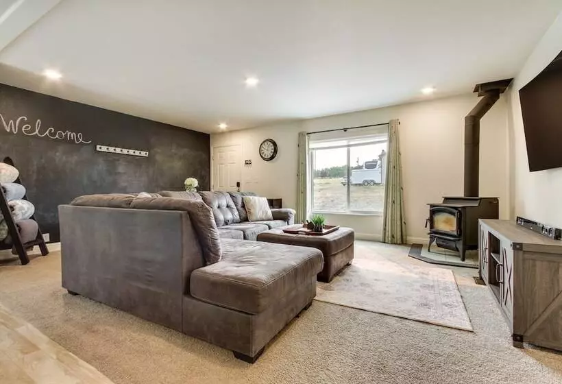 Riverfront Helena Retreat W/ Small Dock + Kayaks!