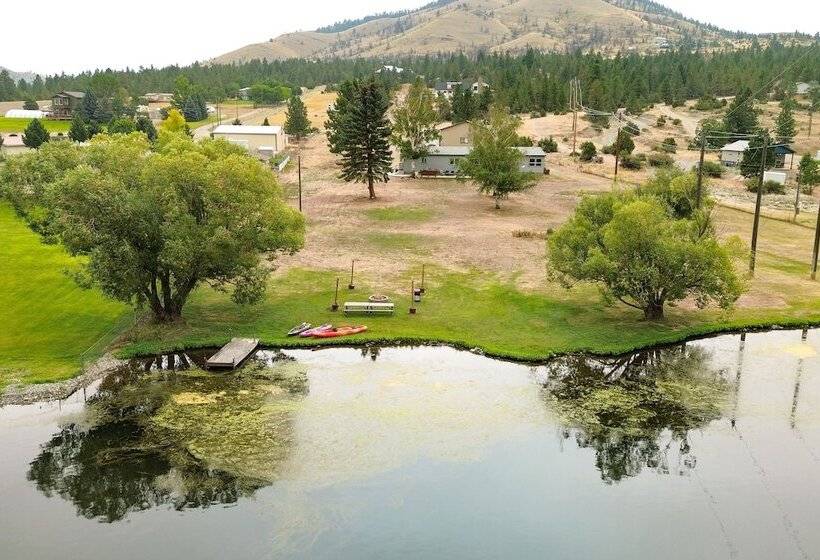 Riverfront Helena Retreat W/ Small Dock + Kayaks!