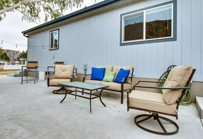 Riverfront Helena Retreat W/ Small Dock + Kayaks!