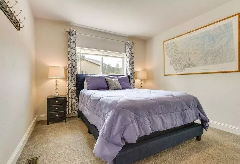 Riverfront Helena Retreat W/ Small Dock + Kayaks!