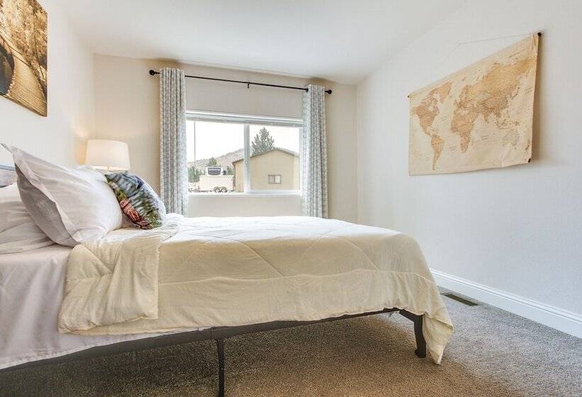 Riverfront Helena Retreat W/ Small Dock + Kayaks!