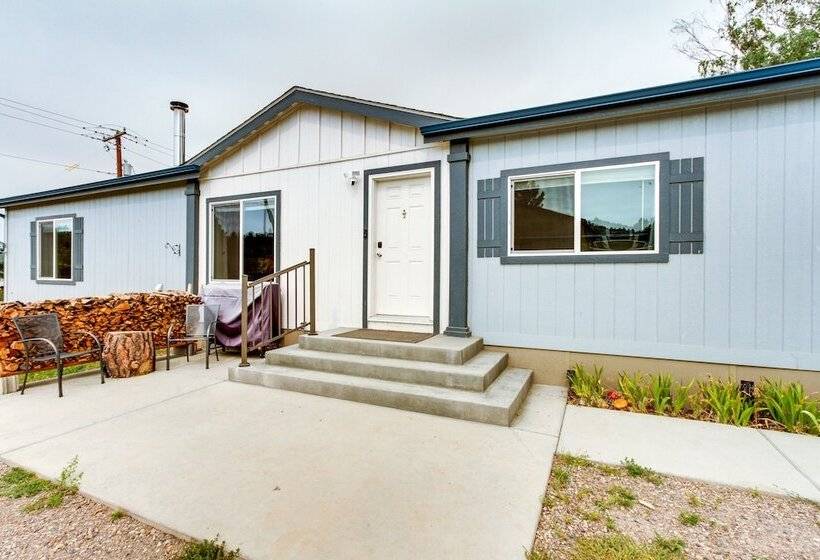 Riverfront Helena Retreat W/ Small Dock + Kayaks!