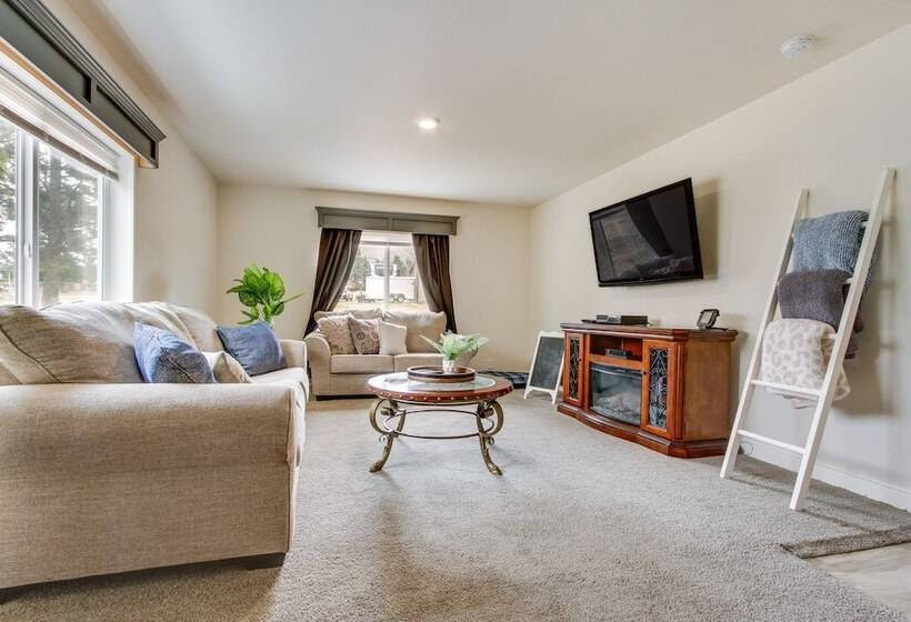 Riverfront Helena Retreat W/ Small Dock + Kayaks!