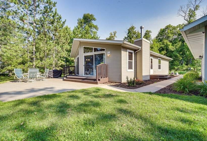 Sarona Serenity: Lakeside Retreat W/ Boat Dock!