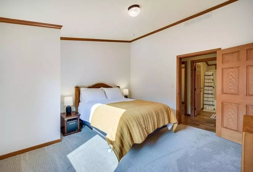 Sarona Serenity: Lakeside Retreat W/ Boat Dock!