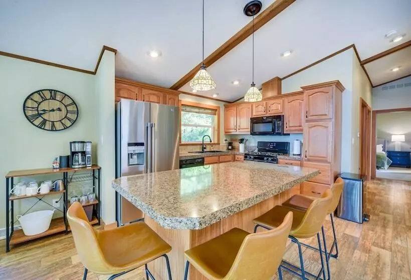 Sarona Serenity: Lakeside Retreat W/ Boat Dock!