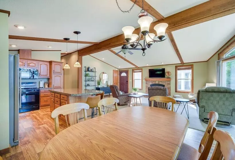 Sarona Serenity: Lakeside Retreat W/ Boat Dock!