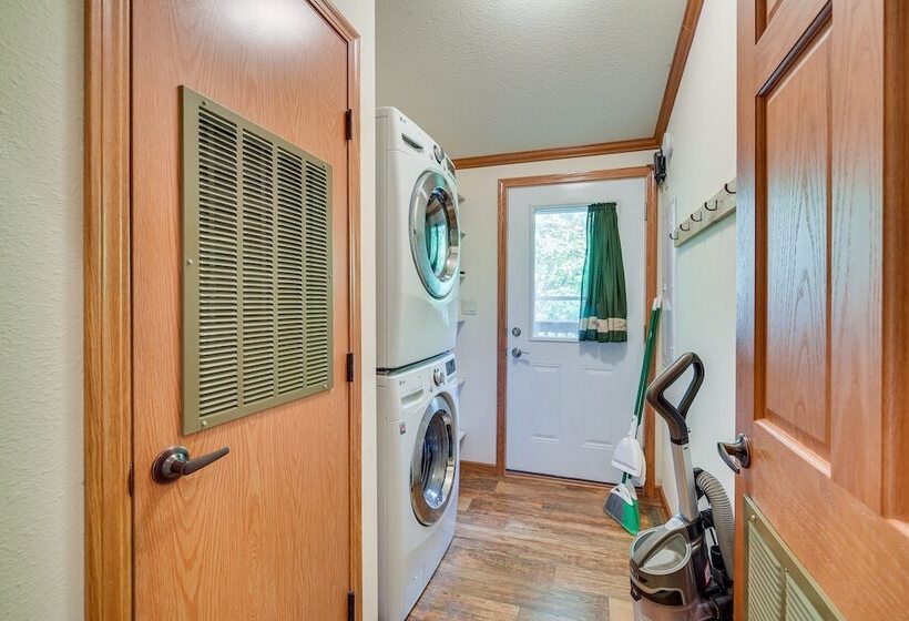 Sarona Serenity: Lakeside Retreat W/ Boat Dock!