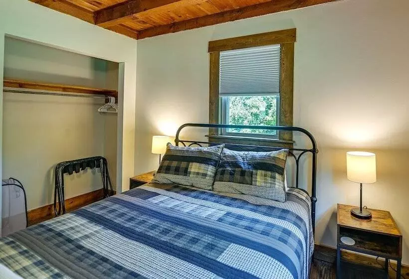 Secluded Campton Cabin W/ Views & Cozy Fireplace!