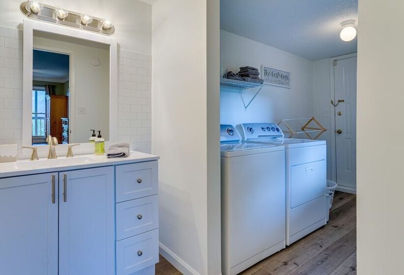 Skyview Retreat Cabin W/ Mountain Views!