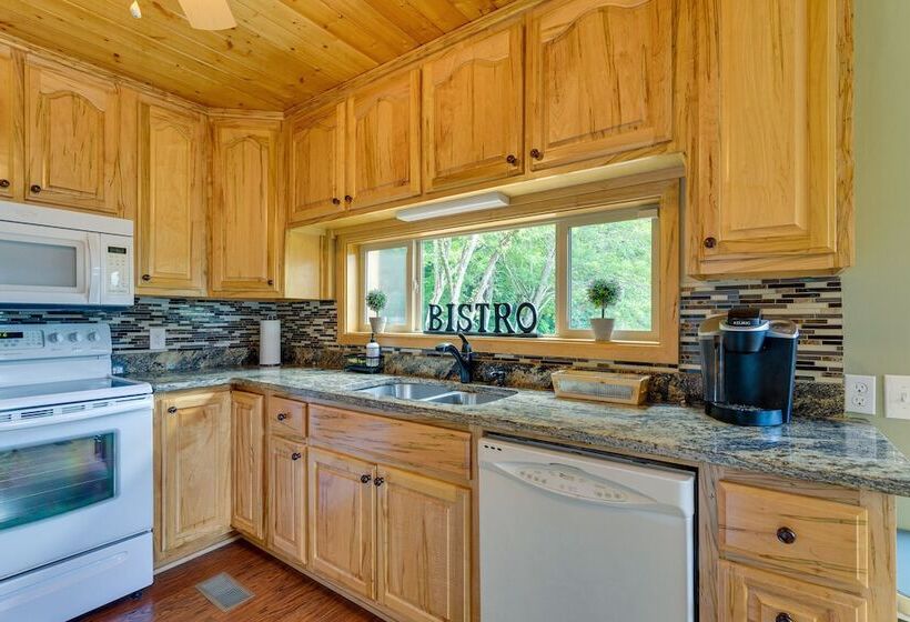 Skyview Retreat Cabin W/ Mountain Views!