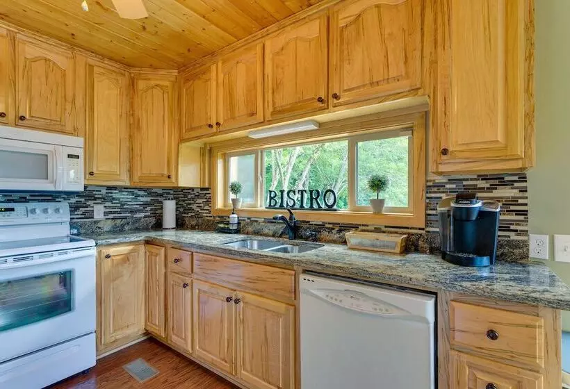 Skyview Retreat  Cabin W/ Mountain Views!