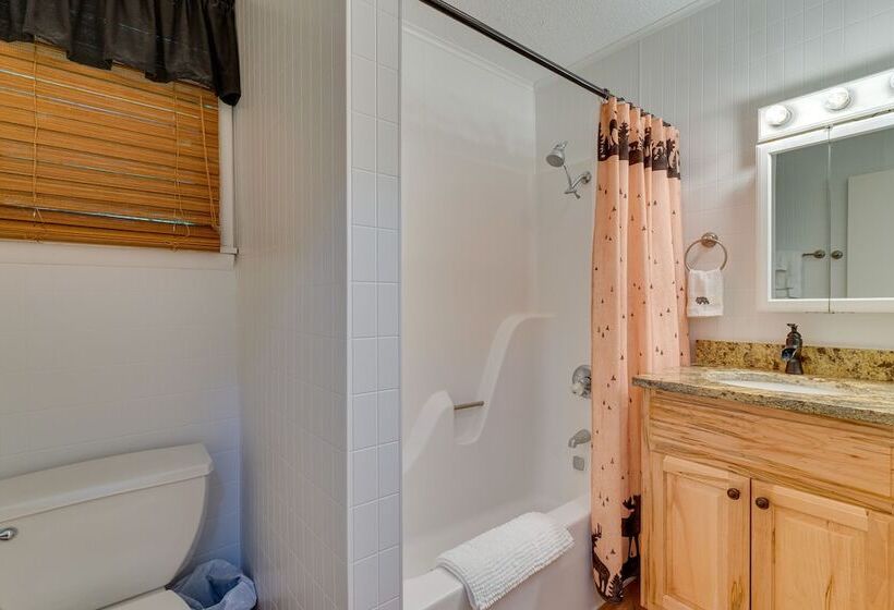 Skyview Retreat Cabin W/ Mountain Views!