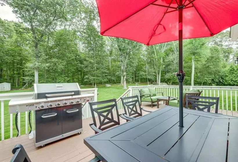 Spacious Connecticut Home   Deck, Grill & Fire Pit