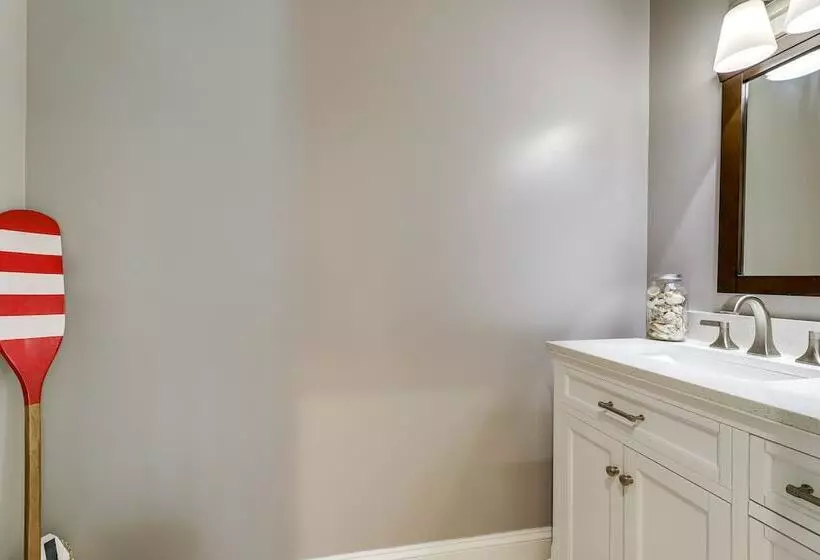 Spacious Connecticut Home   Deck, Grill & Fire Pit