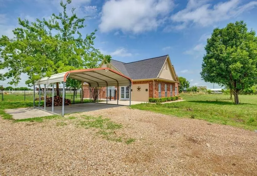 Stunning Van Alstyne Retreat W/ Patio & Fireplace!